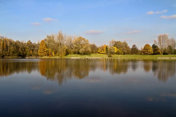 Podzim a jezero — Stock fotografie