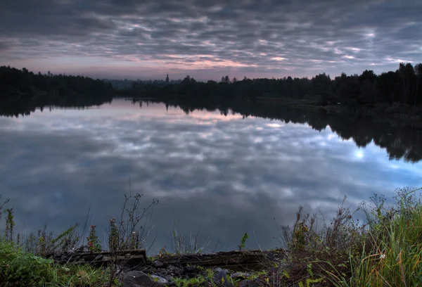 Jezioro Przed Wschodem Słońca Dramatyczne Niebo — Zdjęcie stockowe