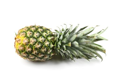 Beyaz arka planda tatlı ananas.