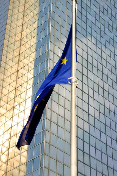 Брюсселя под европейским флагом — стоковое фото