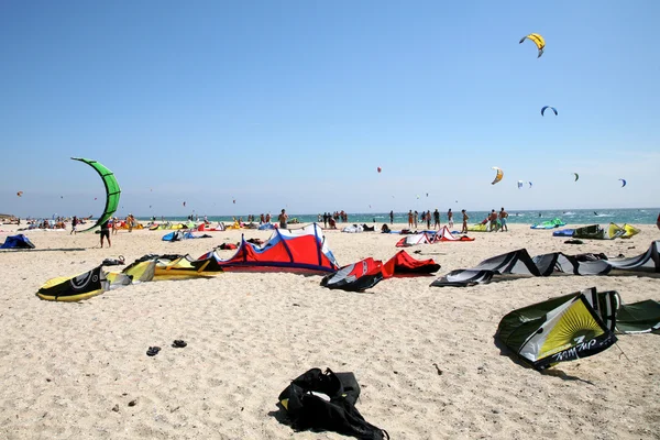 Kitesurf equipamentos na praia — Fotografia de Stock