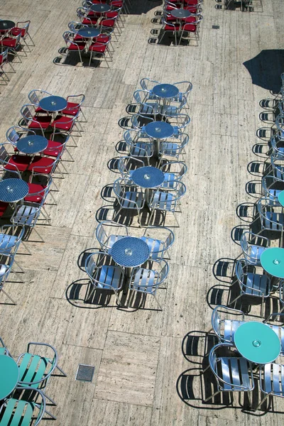 Terasz és üres asztalok — Stock Fotó