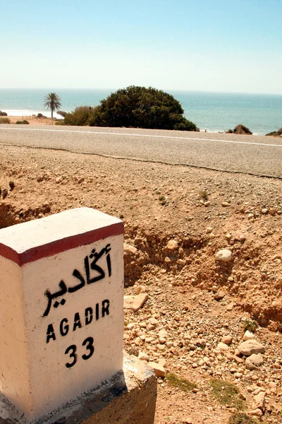 アガディールへの道で道路上の署名します。 — ストック写真