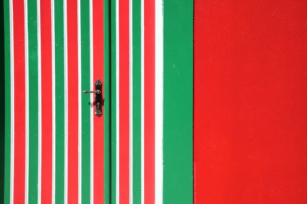 Drzwi czerwone i zielone linie — Zdjęcie stockowe