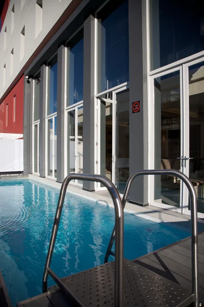 Plavecký bazén v hotelu — Stock fotografie