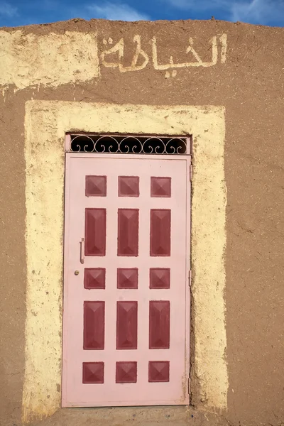 Färgad dörr i ouarzazate — Stockfoto