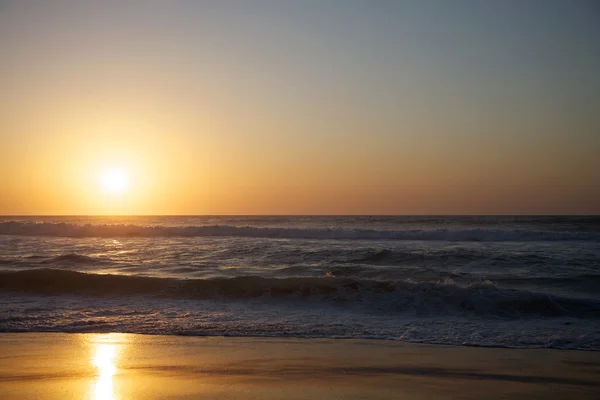 Apus de soare pe plajă — Fotografie, imagine de stoc