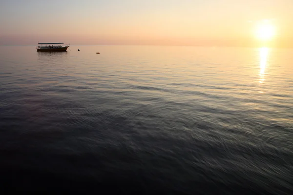 Zachód słońca i statek na Malediwach — Zdjęcie stockowe