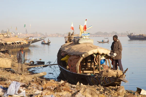 在关于尼日尔港口的船只 — 图库照片