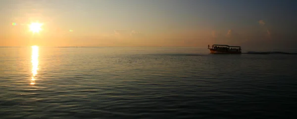 Sonnenuntergang und das Schiff auf den Malediven — Stockfoto
