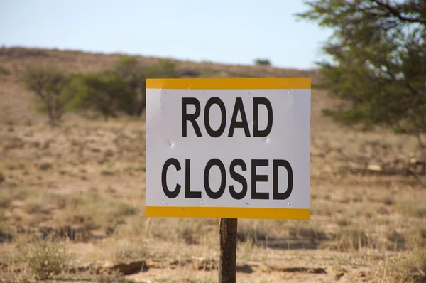 Weg gesloten bord in de kalahari-woestijn — Stockfoto