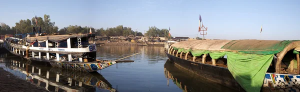 Судно в гавани на Нигере — стоковое фото