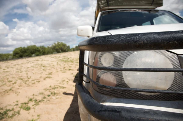 Faróis e pára-choques de um carro 4x4 - Kalahari — Fotografia de Stock