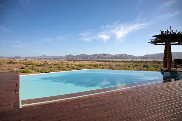Luxus medencével a hotel és a Namíbiai sivatagban — Stock Fotó