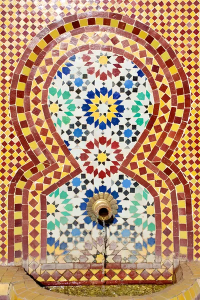 Marokkaanse betegelde fontein — Stockfoto
