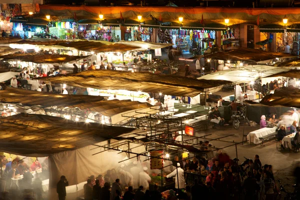 Площадь Джамаа Эль Фна в Марракеше — стоковое фото