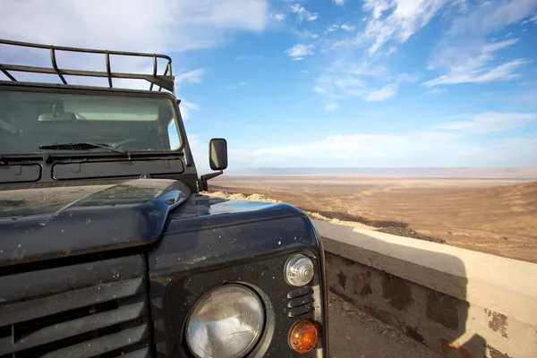 De auto en de woestijn — Stockfoto