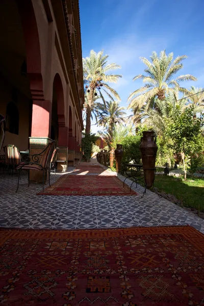 Jardim verde e o Riad em Ouarzazate — Fotografia de Stock