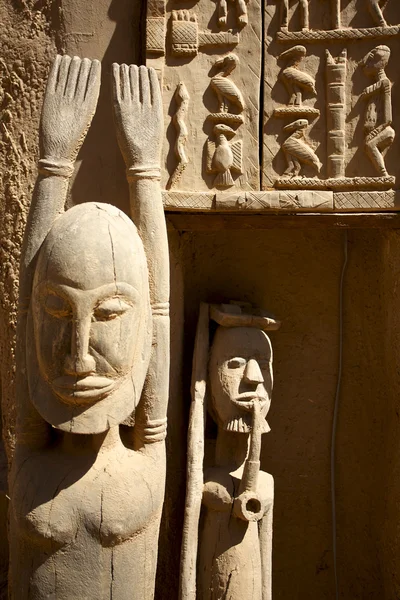 Африканская маска и произведения искусства — стоковое фото