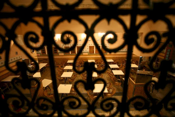 Mesas e cadeiras vazias em Marraquexe — Fotografia de Stock
