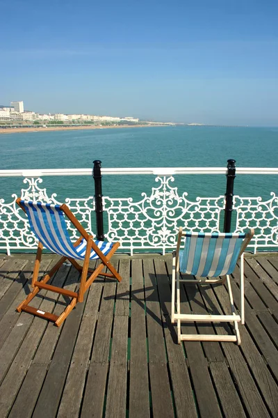 Strandstoelen op de pier — Stockfoto