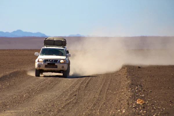 Geländewagen in der Wüste — Stockfoto