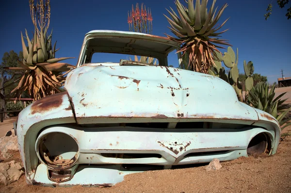 Розбитий автомобіль у пустелі — стокове фото