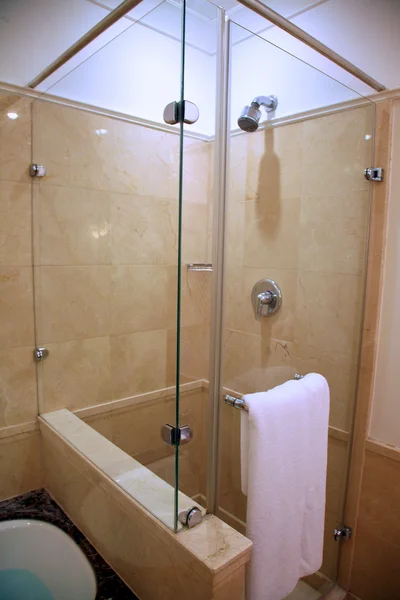 Ванная комната в пятизвездочном отеле — стоковое фото