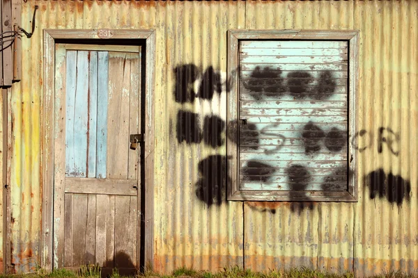 In de stad met graffiti muur — Stockfoto