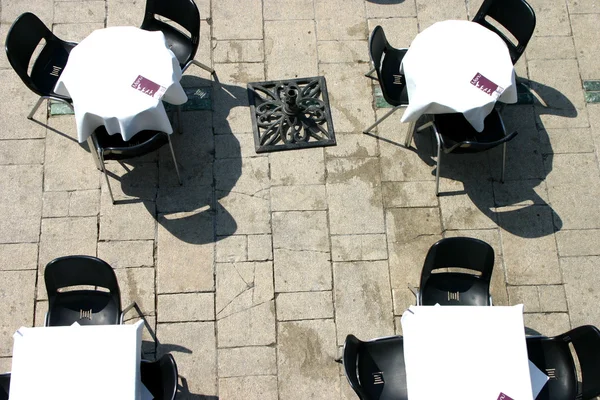Terassi ja tyhjät pöydät — kuvapankkivalokuva