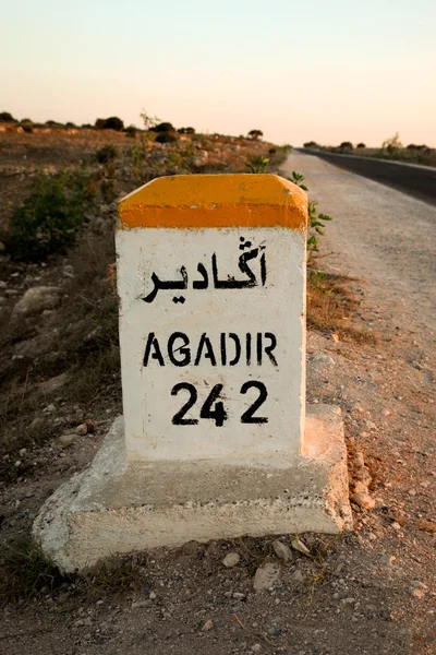Skylt väg med avståndet till agadir — Stockfoto