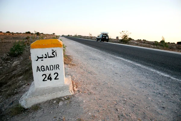 Znak drogowy z odległości do Agadiru — Zdjęcie stockowe