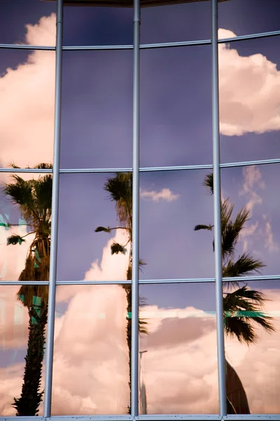 Fenster mit Reflexionen bauen — Stockfoto