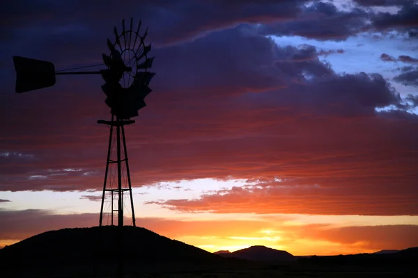 Silhueta de moinho de vento agrícola ao pôr-do-sol — Fotografia de Stock