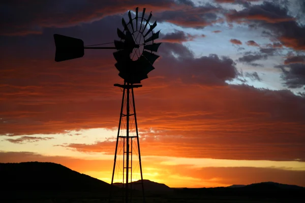 Silhouette del Mulino a vento Farm al tramonto — Foto Stock