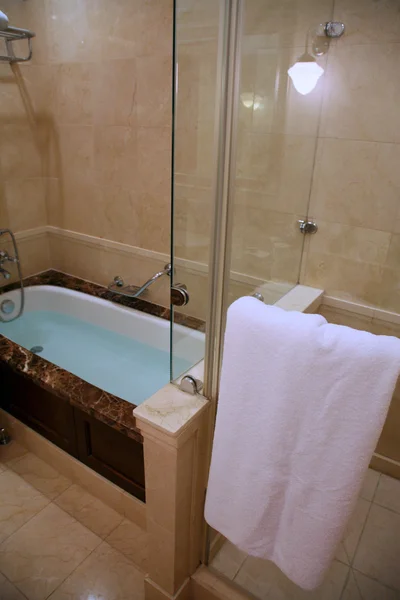 Baño en un hotel de cinco estrellas — Foto de Stock