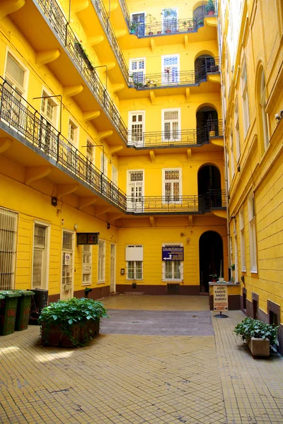 Edifício amarelo — Fotografia de Stock