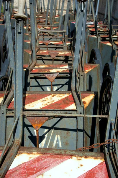 Carrello metallico su ruota — Foto Stock