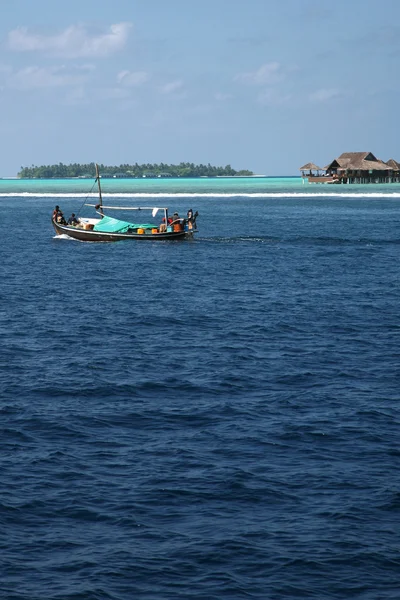 몰디브에서 배 — 스톡 사진