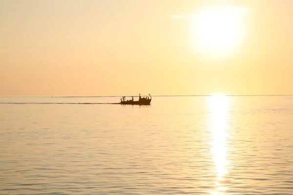 日落和船舶在马尔代夫 — 图库照片