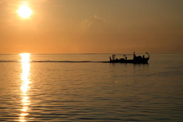 Gün batımı ve gemi Maldivler — Stok fotoğraf
