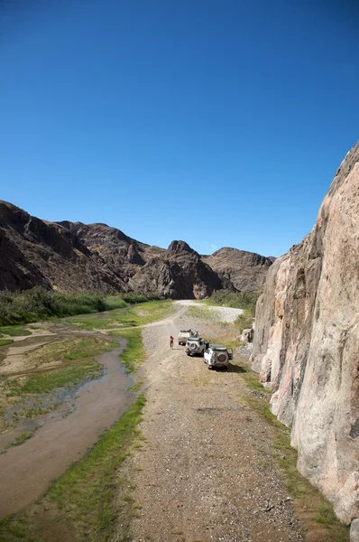 Guidare in un letto di fiume in Namibia — Foto Stock