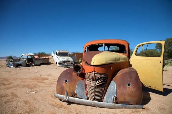 砂漠の中に車をクラッシュ — ストック写真