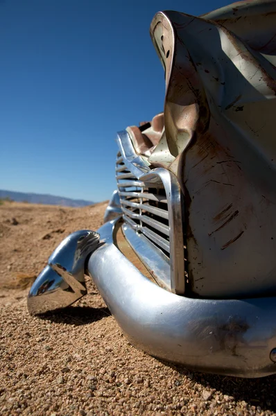 Gecrashte auto in de woestijn — Stockfoto
