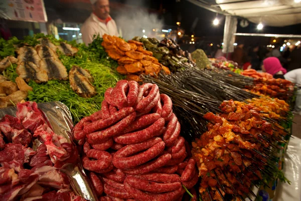 Марокканское мясо и рыба на площади Джамаа Эль Фна — стоковое фото