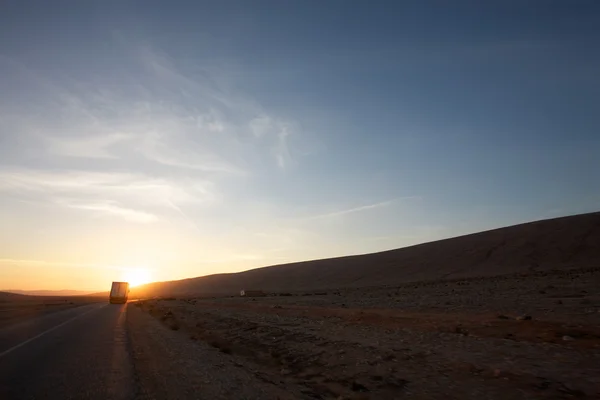 Захід сонця і вантажівка — стокове фото