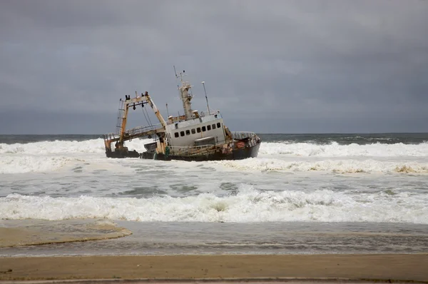 Wreck on the beach — Stock Photo, Image