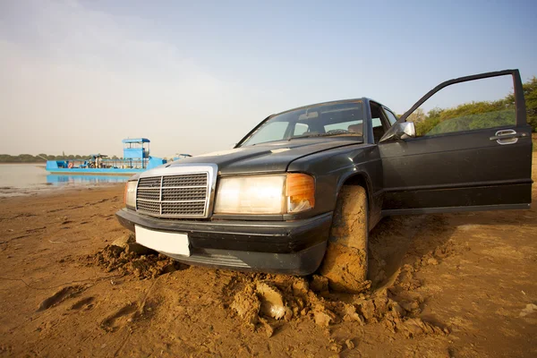 Такси застряло в грязи — стоковое фото