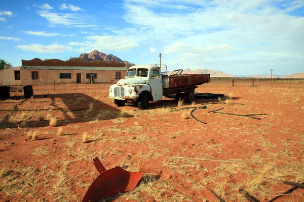 Стара вантажівка покинута в пустелі — стокове фото