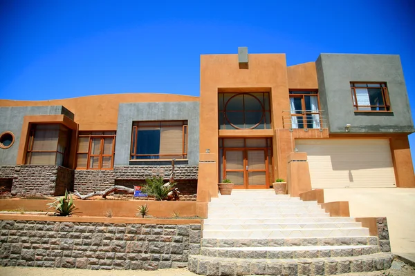 Villa mit blauem Himmel zum Verkauf — Stockfoto